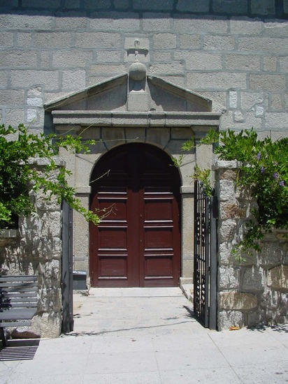 Puerta de iglesia en Colmenarejo