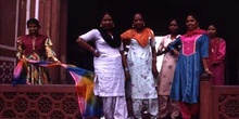 Grupo de mujeres en el acceso al Taj Mahal, Agra, India