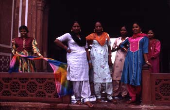 Grupo de mujeres en el acceso al Taj Mahal, Agra, India