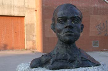 Escultura del escritor Miguel Hernández