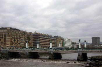 Puente de la Zurriola sobre el río Urumea, San Sebastian