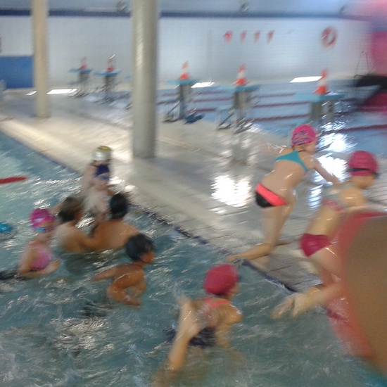  jugamos en la piscina 4