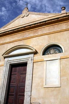 Frontón y puerta de iglesia