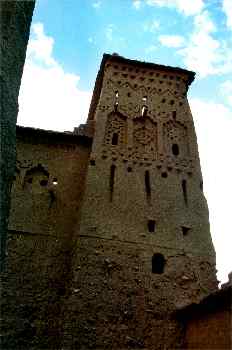 Torre de adobe con desagües, Marruecos