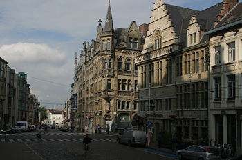 Belfortstraat con el edificio de la Policía, Gante, Bélgica