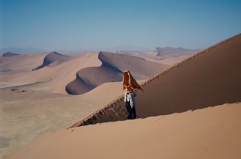 Persona en el desierto, Namibia