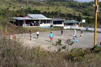 Partido de volley en La Soledad en la Isla San Cristóbal, Ecuado