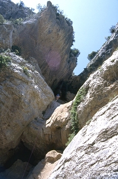 Salto de agua seco en un barranco