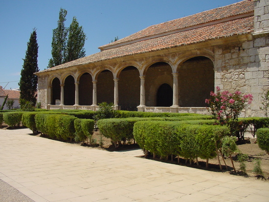 Patio con pórtico y arcos en Torres de la Alameda