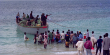 Barco atracando en playa, Nacala, Mozambique