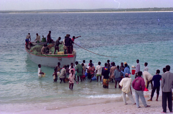 Barco atracando en playa, Nacala, Mozambique