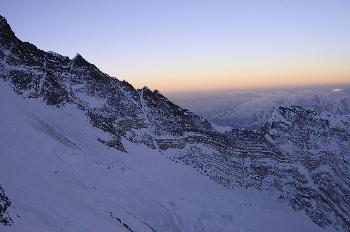 Amanecer con la Banda Amarilla del Everest en primer plano