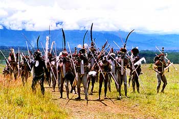 Hombres simulando una aproximación de ataque, Irian Jaya, Indone