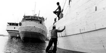 Vendedores de agua en los barcos, Indonesia