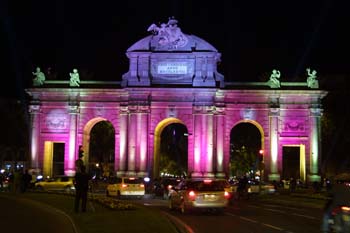 Iluminación de la Puerta de Alcalá con motivo de la Boda Real