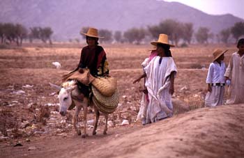 Personas dirigiéndose al mercado de Suq al Khamis