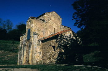 Fachada sureste de la iglesia de San Miguel de Lillo, Oviedo, Pr