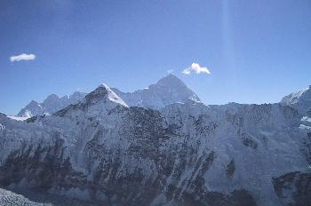 Acercamiento a la arista nevada de una montaña
