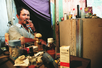 Hombre con cigarro, Favelas de Sao Paulo, Brasil