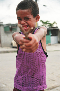 Niño con tirachinas, Rio de Janeiro, Brasil