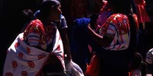 Dos mujeres con traje tradicional en San Cristóbal de las Casas,