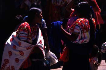 Dos mujeres con traje tradicional en San Cristóbal de las Casas,