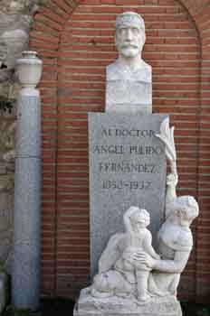 Monumento al doctor ángel Pulido Fernández