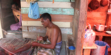 Arreglando redes, Campamento de pescado, Alunaga, Sumatra, Indon