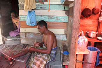 Arreglando redes, Campamento de pescado, Alunaga, Sumatra, Indon