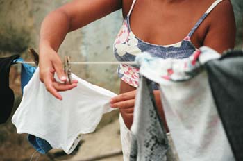 Tendiendo la ropa en la Favela Juramento, Rio de Janeiro, Brasil