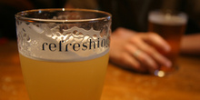 Personas toman cerveza en un pub, Londres, Reino Unido