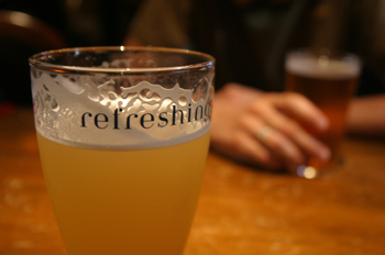Personas toman cerveza en un pub, Londres, Reino Unido