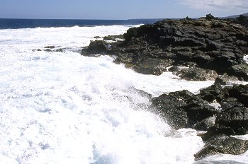 Rompiendo olas en acantilado