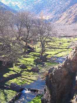 Valle y río cerca del Monte Toubkal, Marruecos