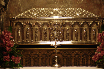 Tumba de Santiago Apóstol, Catedral de Santiago de Compostela, L