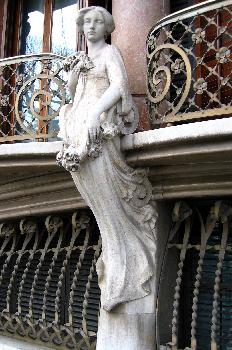 Escultura en la fachada de la Casa Solá Morales, Olot, Garrotxa,