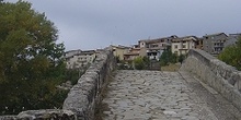 Detalle del suelo empedrado del puente de Capella, Huesca