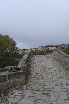 Detalle del suelo empedrado del puente de Capella, Huesca