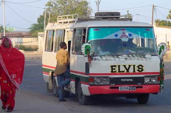 Hombre subiendo al autobús, Rep. de Djibouti, áfrica