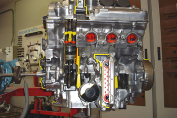 Motor seccionado de motocicleta. Vista frontal