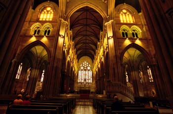 Interior de una iglesia o catedral