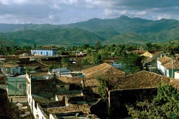 Pueblo con montañas al fondo