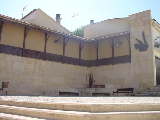 Plaza y edificio en Los Santos de la Humosa