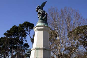 Monumento al Angel Caído en el parque del Retiro, Madrid