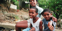 Chicos en la Favela Juramento, Rio de Janeiro, Brasil