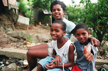 Chicos en la Favela Juramento, Rio de Janeiro, Brasil