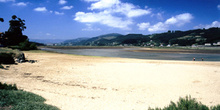 Vista hacia el sur de la bahía arenosa de la ría de Villaviciosa