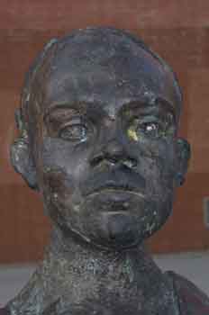 Detalle de un escultura del escritor Miguel Hernández