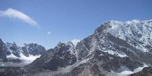 Sierra de alta montaña con nieve