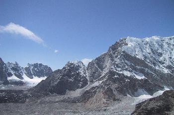 Sierra de alta montaña con nieve